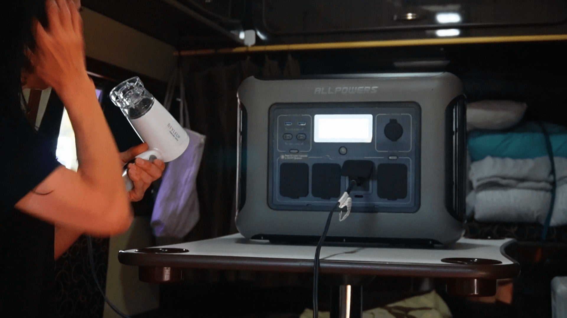 Puis-je brancher mon sèche-cheveux sur une centrale électrique portable